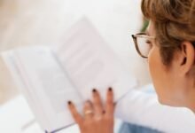 بعد سن الأربعين... 7 علامات تكشف عن حاجتك إلى نظارات القراءة 2 بعد سن الأربعين... 7 علامات تكشف عن حاجتك إلى نظارات القراءة
