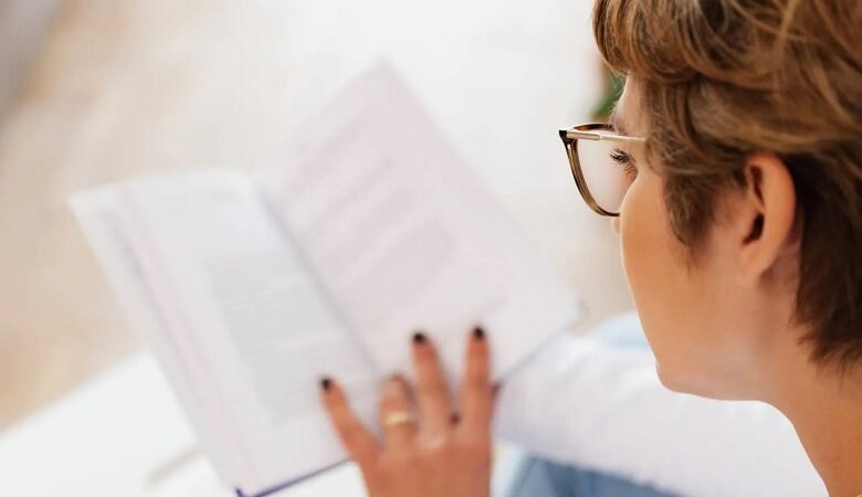 بعد سن الأربعين... 7 علامات تكشف عن حاجتك إلى نظارات القراءة 1 بعد سن الأربعين... 7 علامات تكشف عن حاجتك إلى نظارات القراءة