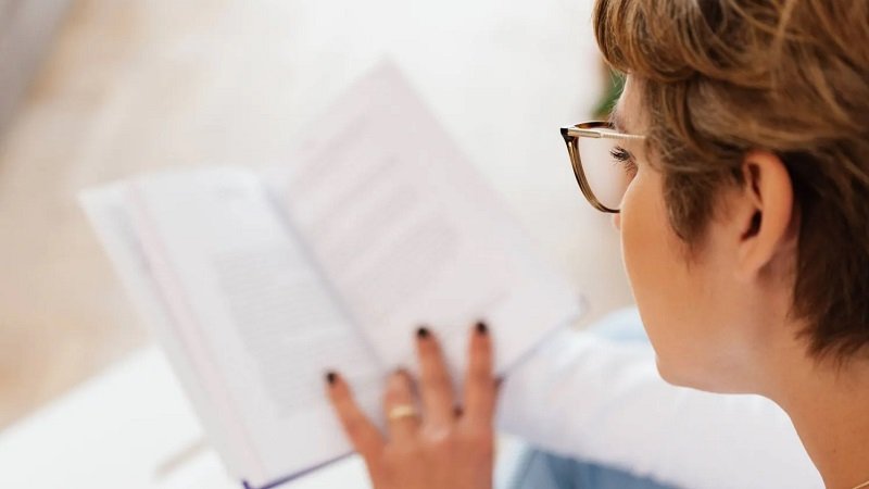 بعد سن الأربعين... 7 علامات تكشف عن حاجتك إلى نظارات القراءة