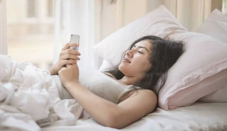ماذا يحدث للدماغ عند تصفّح الهاتف أول 10 دقائق بعد الاستيقاظ؟