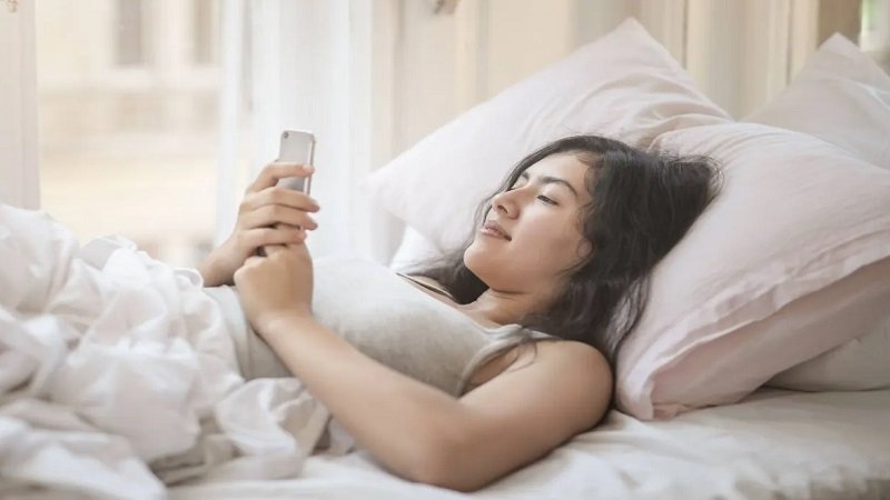 ماذا يحدث للدماغ عند تصفّح الهاتف أول 10 دقائق بعد الاستيقاظ؟