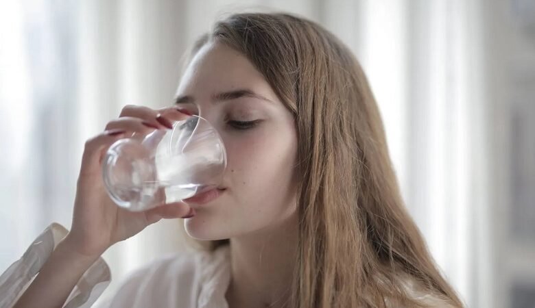 5 معتقدات شائعة عن شرب الماء... ما حقيقتها؟