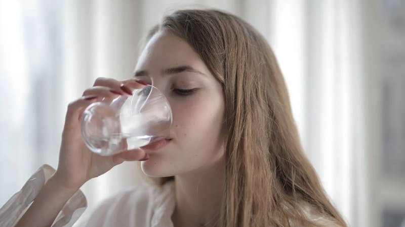 5 معتقدات شائعة عن شرب الماء... ما حقيقتها؟