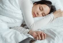 هل تنام وهاتفك بجوارك؟ 5 مخاطر صحية محتملة ينبغي أن تعرفها