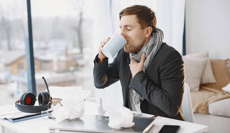 تعاني من التهاب الحلق؟ 7 أطعمة ومشروبات قد تخفف الألم