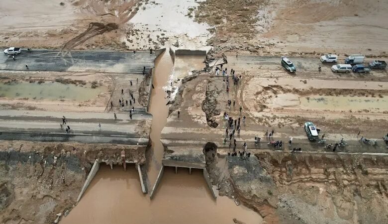 انهيار جسر السلماني وقطع طريق حلب- الرقة بسبب السيول