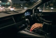 ماذا يحدث عند اختيار R والسيارة لا تزال تتحرك؟