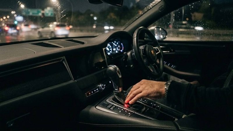 ماذا يحدث عند اختيار R والسيارة لا تزال تتحرك؟ 2 ماذا يحدث عند اختيار R والسيارة لا تزال تتحرك؟