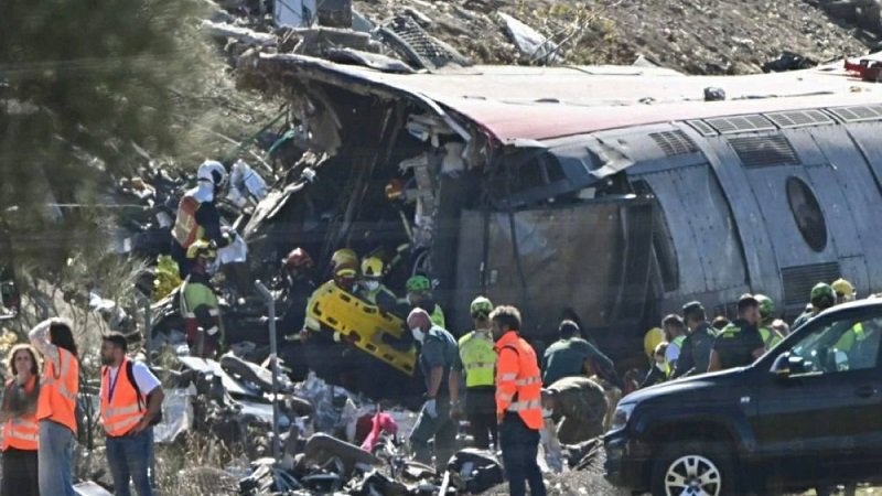 حصيلة اصطدام القطارين في إسبانيا تصل إلى 69 قتيلاً