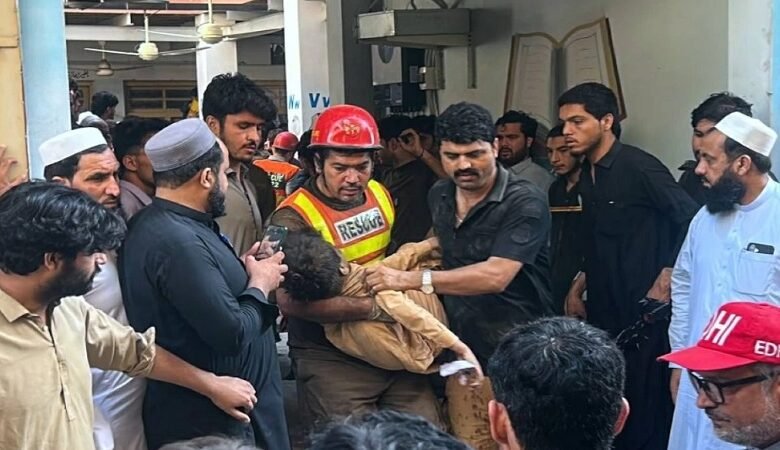 مقتل معلم و27 طفلاً في انهيار سقف مدرسة في باكستان 1 مقتل معلم و27 طفلاً في انهيار سقف مدرسة في باكستان